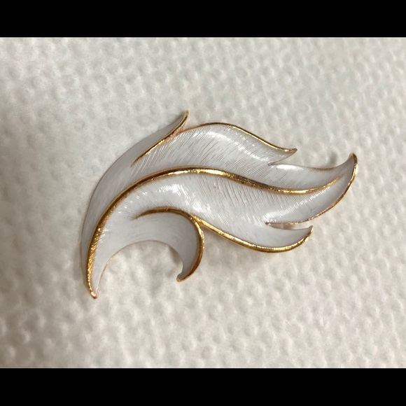 Vintage JJ Jonette White&Gold Tone Leaf Brooch - Picture 3 of 5
